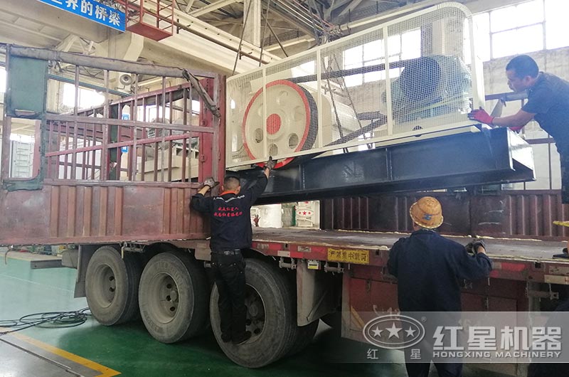 雙輥式破碎機裝車準(zhǔn)備發(fā)貨